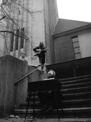 W&W vor der Apostelkirche in Essen, dem Ort der Welturauffhrung ihrer Jesus-Pilz-Oper