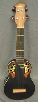 Das ist die Ovation_Ukulele im Adamas-esign mit MultiSoundhole, passivem Tonabnehmer mit Vol- & Sound-Control